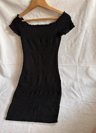 Стильное платье с открытыми плечами