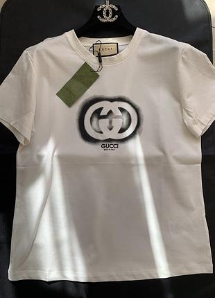 Футболка гуччи белого цвета с логотипом спереди, в наличии