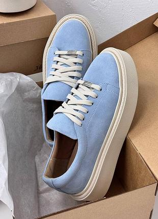 Натуральні замшеві блакитні кеди - кросівки на бежевій потовщеній підошві