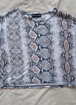 Футболка кроп в змеиный принт