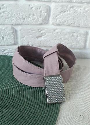 Жіночий ремінь з натуральної шкіри з акцентною пряжкою.