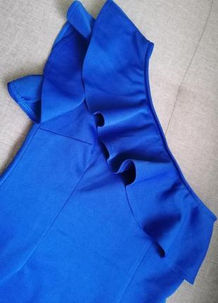 Плаття з голим плечем