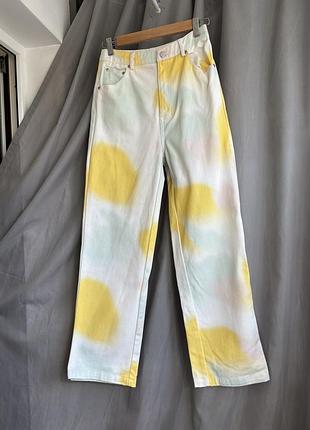 Яскраві світлі джинси брюки