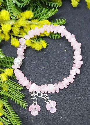 Браслет звенящий из натурального розового кварца 5-8 мм с подвеской.2 фото