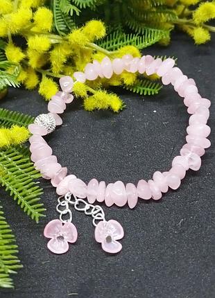 Браслет звенящий из натурального розового кварца 5-8 мм с подвеской.