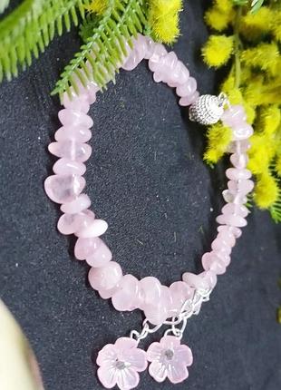 Браслет звенящий из натурального розового кварца 5-8 мм с подвеской.