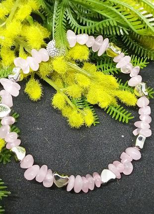 Женский браслет из нотурального розового кварца, бусин в форме сердца с магнитной защелкой.