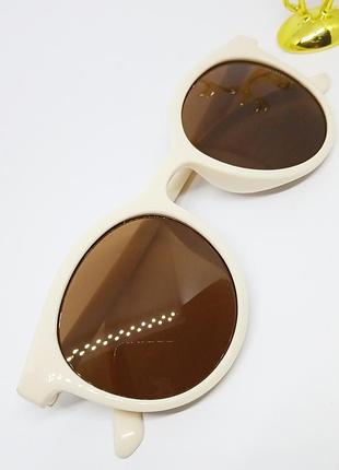 Очки солнцезащитные женские.