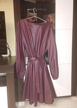 Платье из экокожи