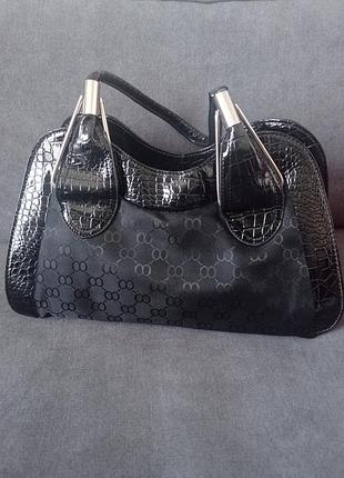 Черная сумка с лаковыми вставками