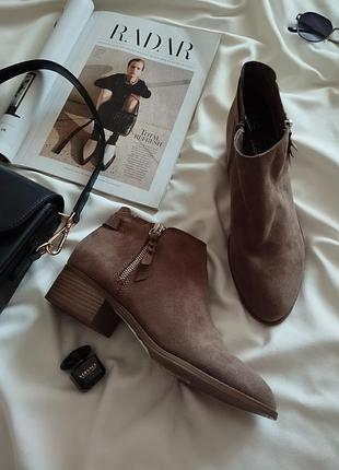 Стильні ботильйони у відтінку капучино.