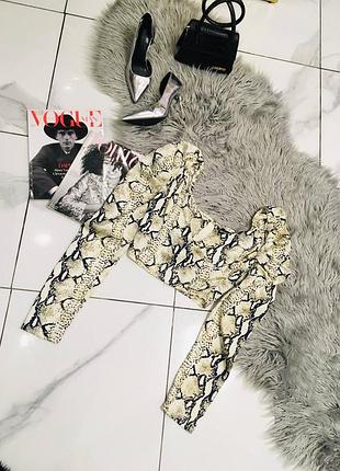 Сатиновый кроп топ блуза питон prettylittlething