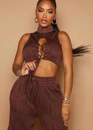 Топ из декольте шоколадный рельефный с шнуровкой