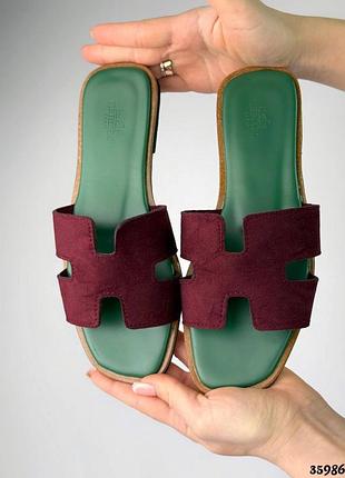 Стильные женские шлепанцы в стиле известного бренда