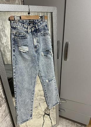 Джинсы рваные с разрезами pretty little thing