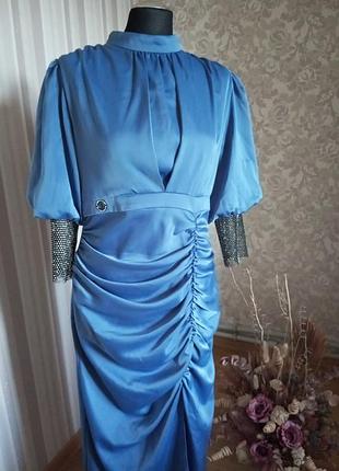 Плаття з королівського атласу