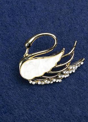 Броская лебедя золотой металл, перламутр и стразы 35x28мм+-