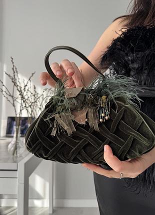 Сумочка з пірʼям та бісером