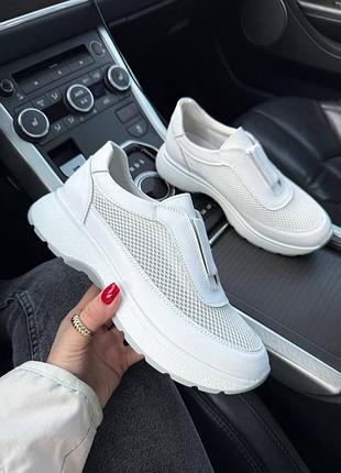 Удобные кожаные кроссовки на замке с сеткой