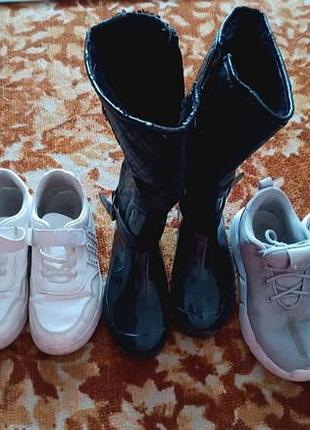 Одним лотом кросівки і резинові сапожки р 34
сірих кросівок нема
залишились білі і резинові