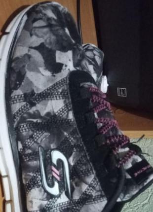 Кроссовки для тренировок skechers 22724bkw 37 размер
фото реальные
в хорошем состоянии оригинал
качество отличное