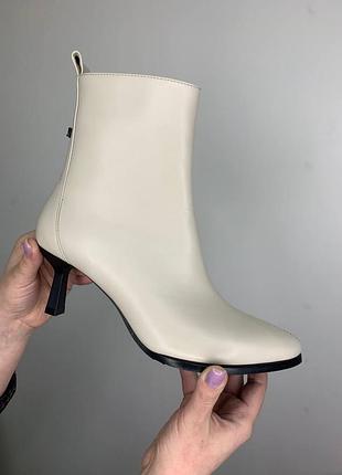 Ботильоны в молочном цвете