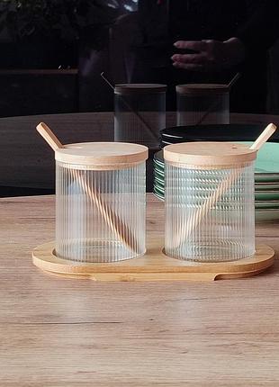 Набор стеклянных банок с ложками на бамбуковой подставке