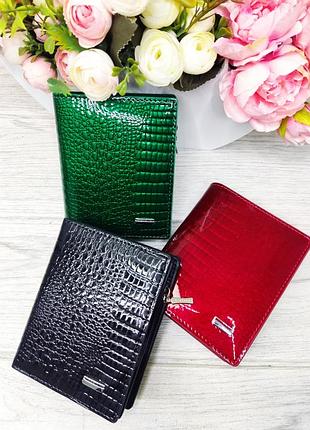 Не большой, компактный кошелек из искусственной кожи