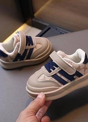 Стильные кроссовки