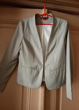 Классный пиджак в капочке