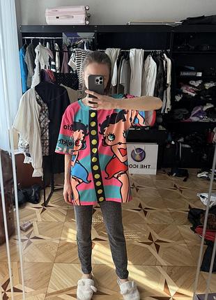 Яркая оверсайз-футболка