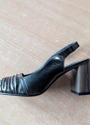 Туфли лаковые серебристого цвета с открытым носом. новые. распродажа последняя пара