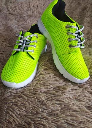 Кросівки жіночі р/р 39(устілка 25см)