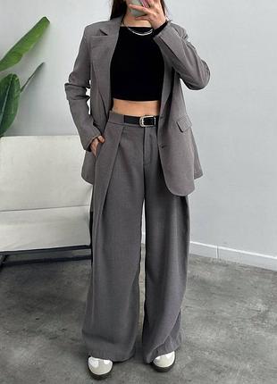Жіночий костюм подовжений піджак прямого крою і штани на високій посадці палаццо