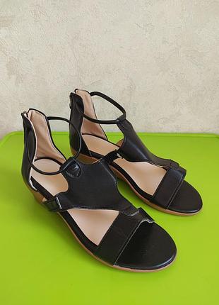 Нові, легкі, зручні босоніжки можна лотом з 4 пар різного кольору 38 р.