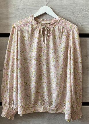 Нежно-розовая висковатая блуза в принт
