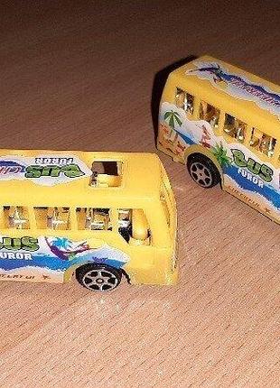 Автобус іграшка.