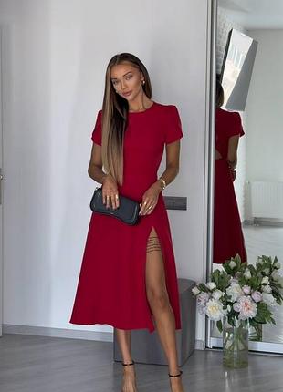 Элегантное платье с открытой спинкой и разрезом.