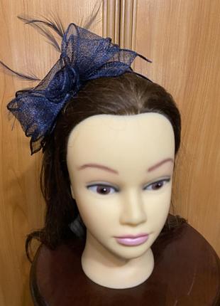 Обруч для волос темно-синего цвета с бантом и перьями