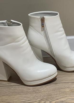 Ботильоны ботинки белые на каблуке 36 р