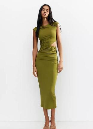 Длинное платье с вырезом