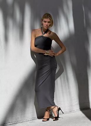 Платье с воротником хальтер и аппликацией