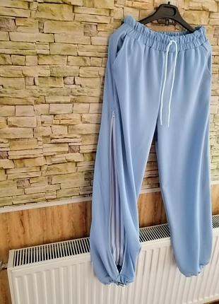 Брюки джоггеры с молниями и лампасами