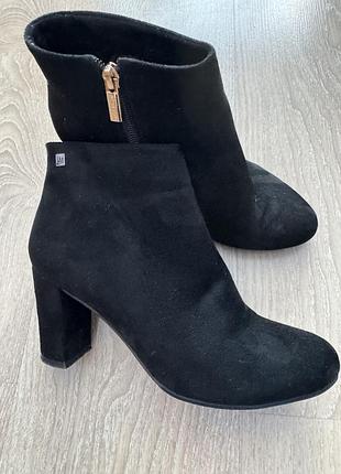 Замшевые ботильоны