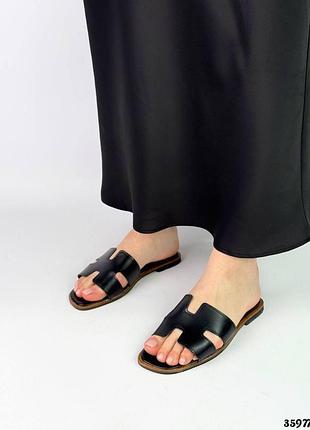 Стильные шлепанцы в стиле известного бренда.