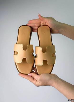 Стильные шлепанцы в стиле известного бренда.