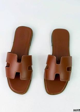 Стильные шлепанцы в стиле известного бренда.