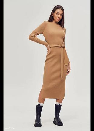 Вязаное в рубчик с поясом платья