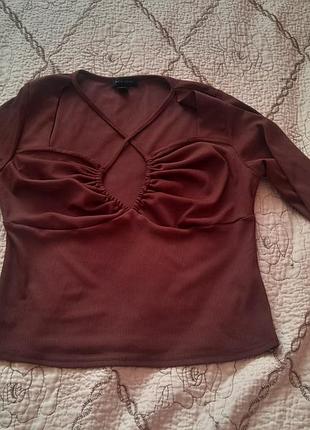 Кофточка с разрезом на груди