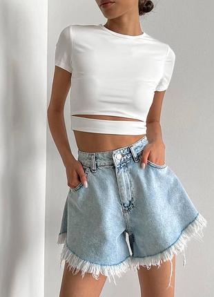 Жіночий укорочений топ з вирізом на животі і короткими рукавами